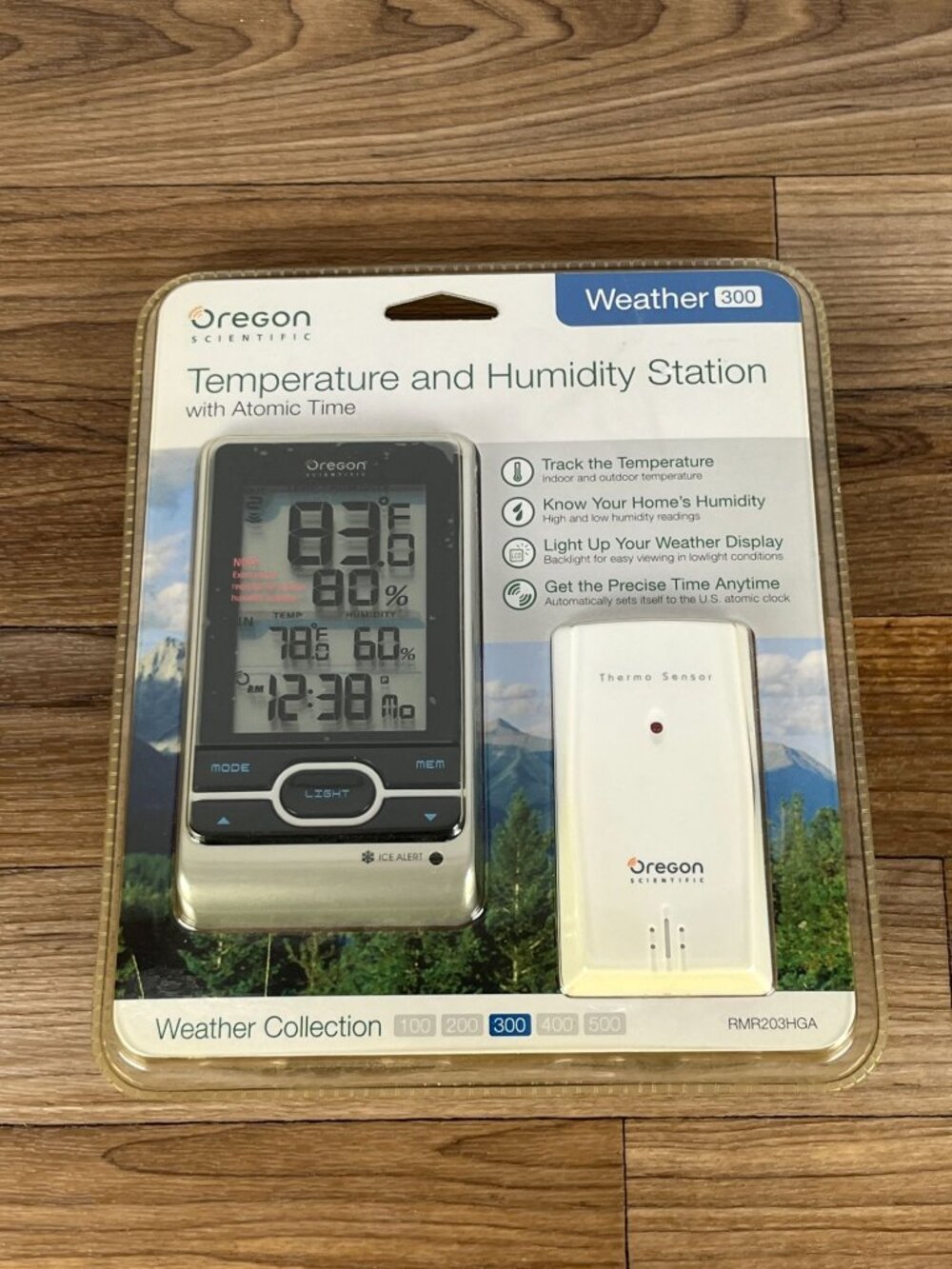 Oregon Scientific Weather 300 Temperature and Humidity Station w Atomic Time